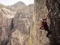 SASHA DIGIULIAN WORDT EERSTE VROUW DIE “LOGISCHE VOORUITGANG” GRATIS BEKLIMT OP EL GIGANTE, MEXICO