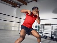 DE ZOMER VAN DE SPORTIEVE COMPETITIE VIEREN MET PRESTATIESCHOENEN ONTWORPEN VOOR ALLE SPORTEN, TEAMS EN ATLETEN