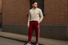 Zo maak je van de maroon Adidas broek de blikvanger van je casual en sportieve outfit