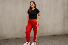 Zo draag je de rode Adidas broek: sportief, stijlvol en comfortabel