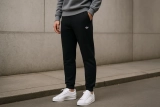 Kies voor een Adidas broek met subtiele branding voor tijdloze stijl zonder opvallende strepen