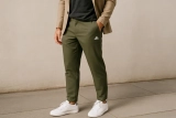 Maak van de olijfgroene Adidas tailored broek je meest veelzijdige stijlbasis