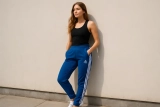Stijl en comfort in één: de blauwe Adidas trainingsbroek voor dames van workout tot weekend